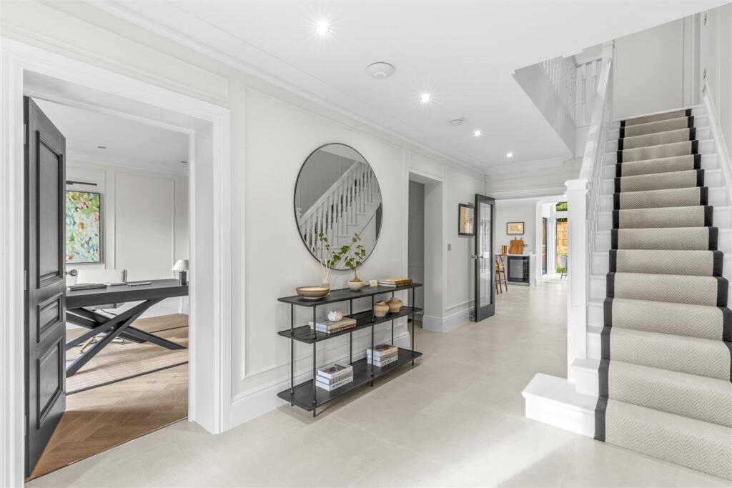 House in Slough, Gerrards Cross - More