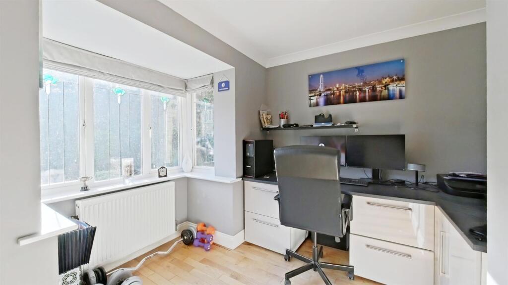 House in London, Wansunt, Crayford - More