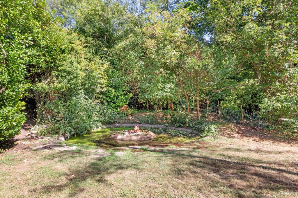 House in Forty Green, Holtspur, Beaconsfield - View 4
