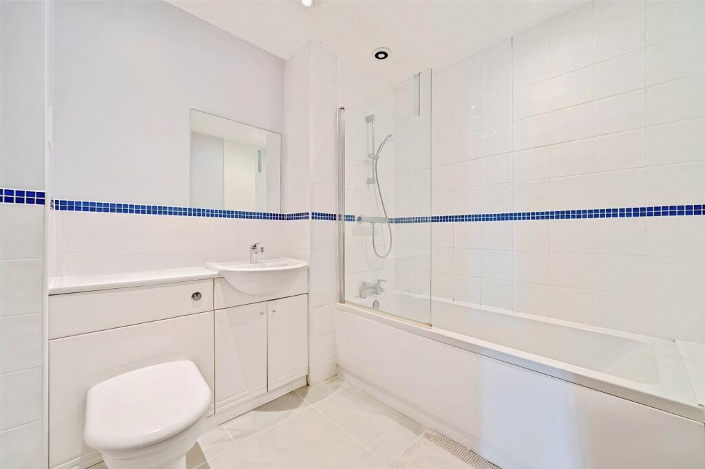 Apartment in Crowthorne, Bracknell Forest - More