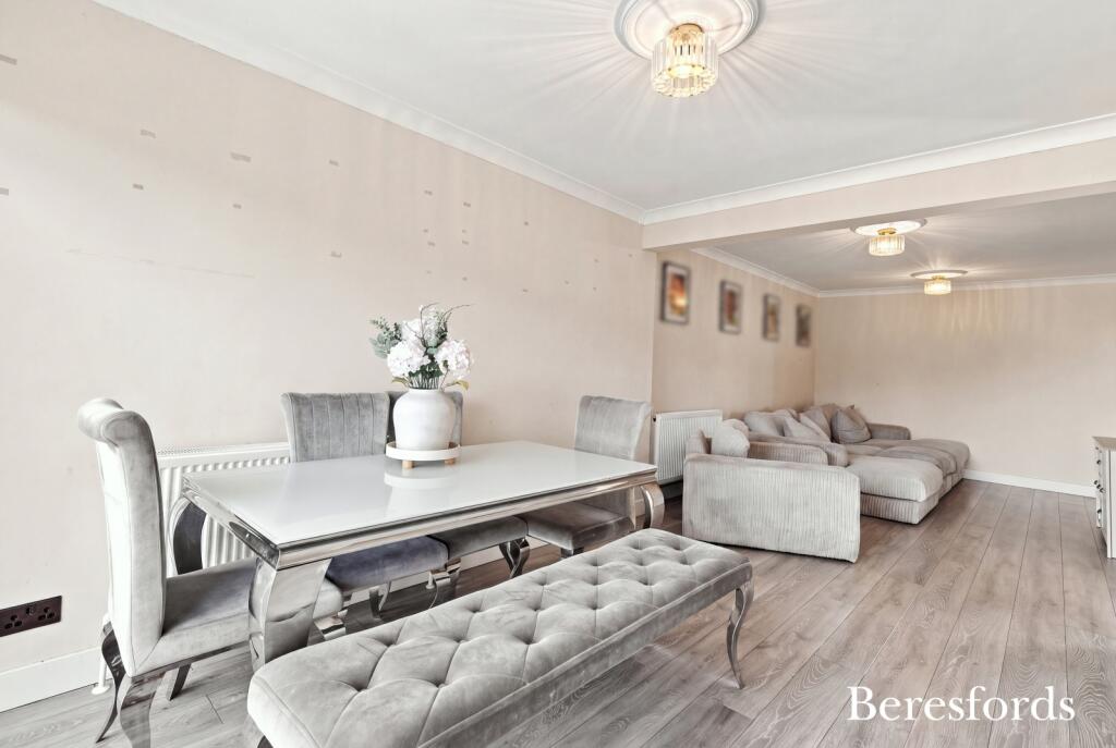 House in London, Upminster Bridge, Upminster - View 5