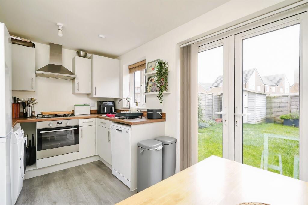 8, Whitley Close photo 3