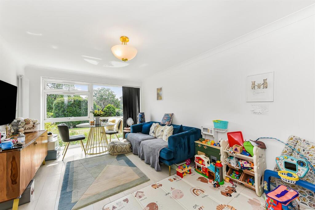 71 Chingford Avenue, London photo 4