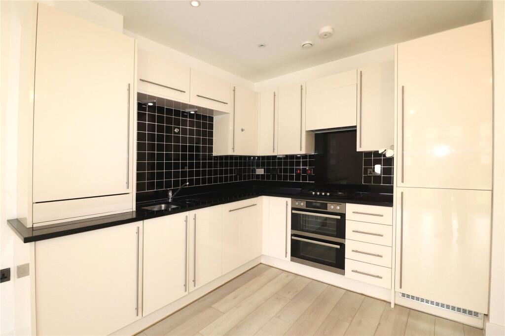 Apartment in Woking, Surrey - View 2