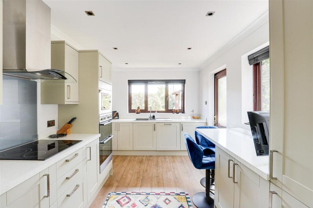 Axford Close, Gedling, NG4 photo 2