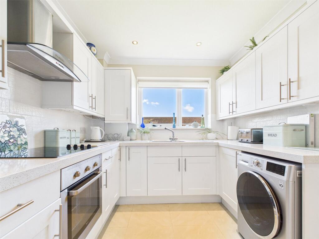 Apartment in Highcliffe-on-Sea, Highcliffe and Walkford - View 3
