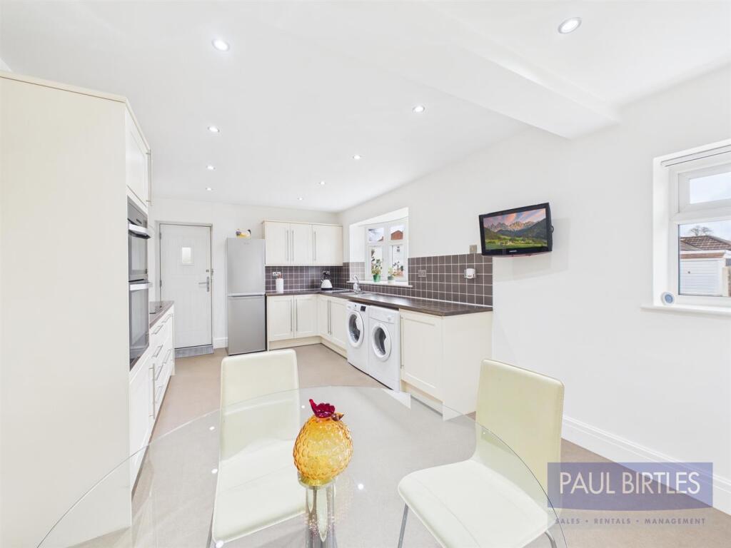Tintern Avenue, Flixton, Trafford, M41 6EJ - Więcej