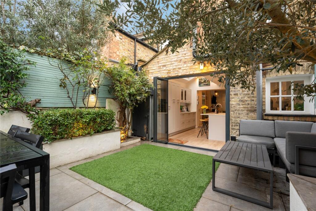 House in London, Clapham Junction - More
