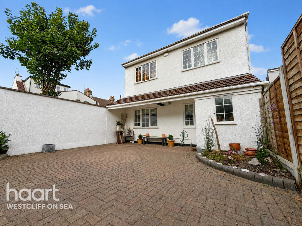 2-bed detached on Hamlet Court Road, WESTCLIFF-ON-SEA, £350,000