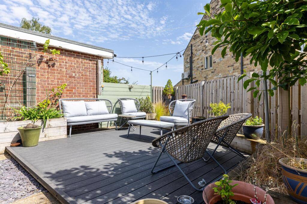 House in Kirklees, Little Lepton, Kirkburton - More