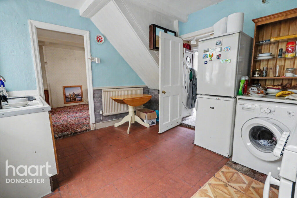 House in Doncaster, Barnby Dun with Kirk Sandall - View 3