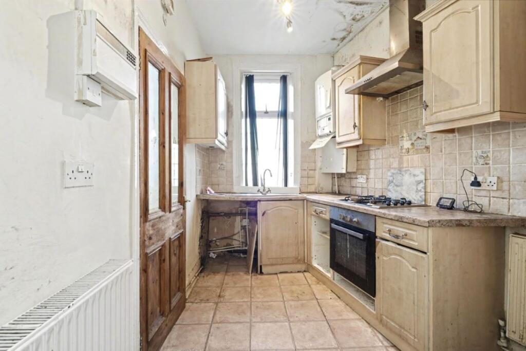 House in Bradford, Beldon Hill, Wibsey - View 4
