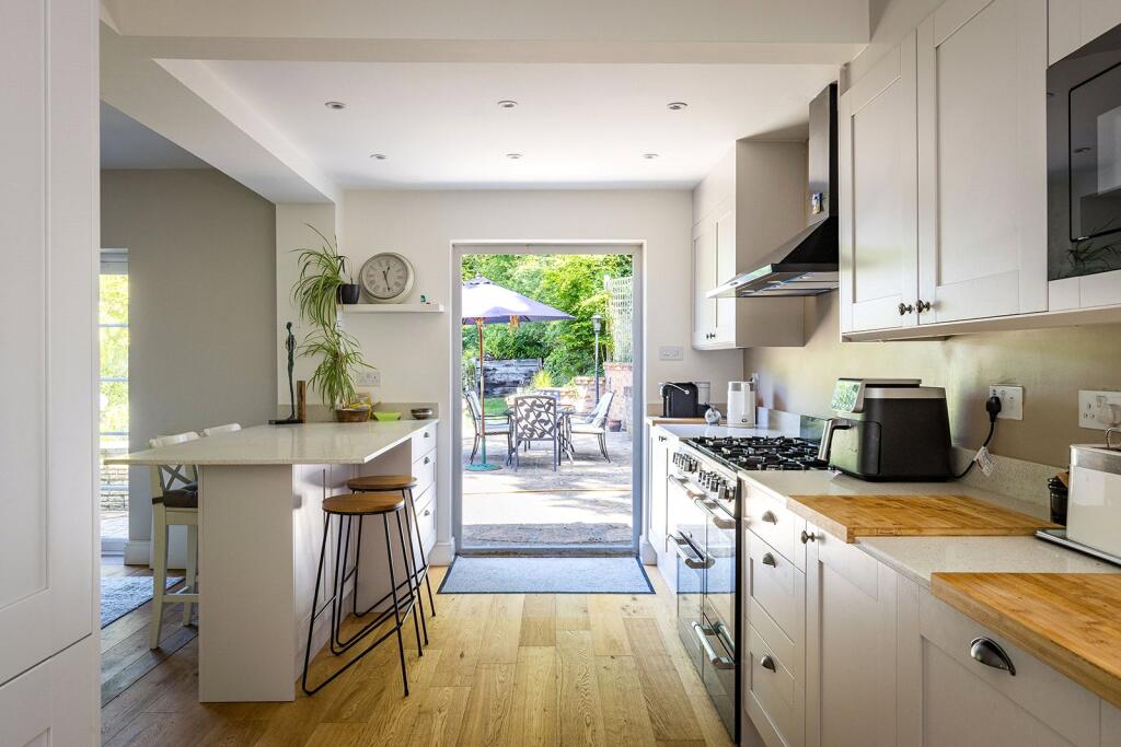 House in Guildford, Surrey - View 2