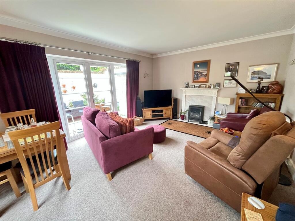 Rougemont Close, Salisbury photo 4