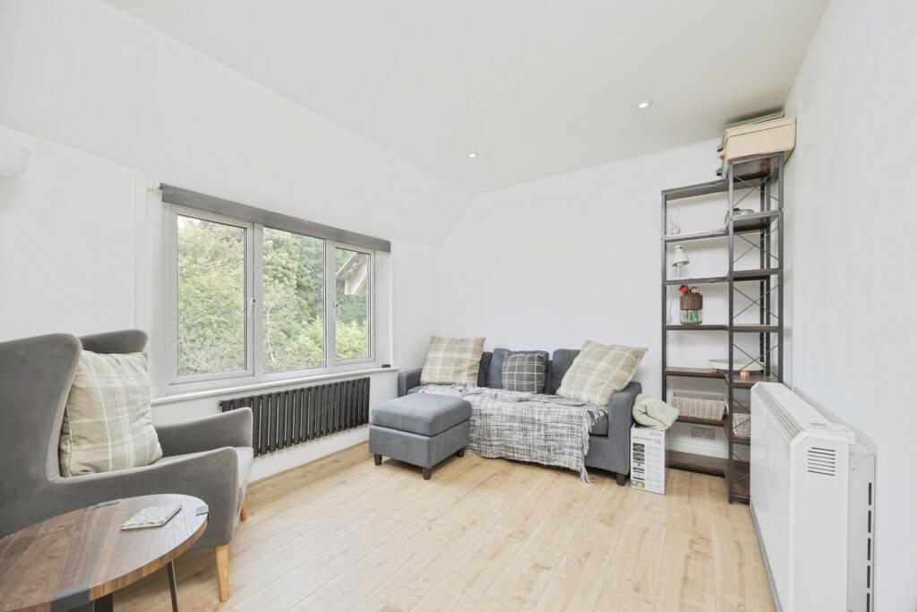 Apartment in Tunbridge Wells, Kent - View 3