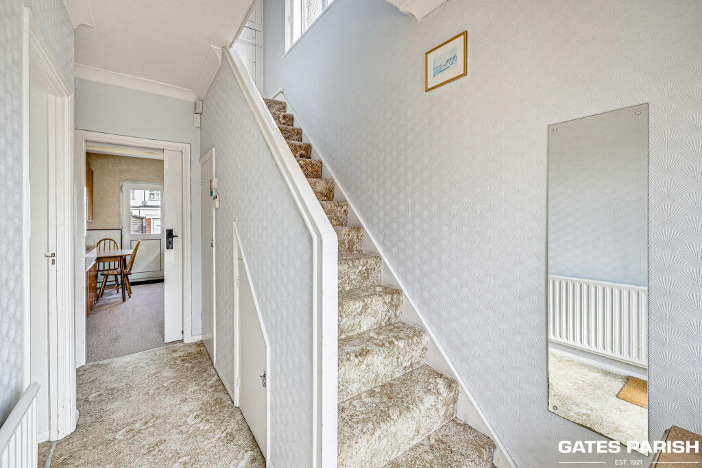 Severn Drive, Upminster, RM14 photo 2