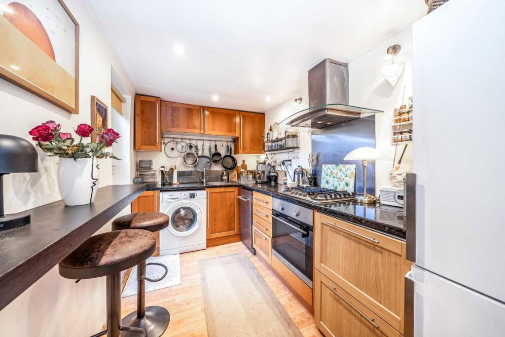 House in London, Hampton - View 5