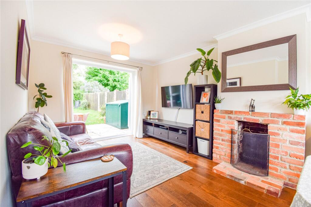 Almond Avenue, Newbury, Berkshire, RG14 photo 3