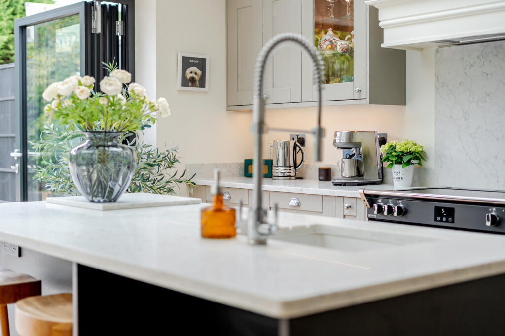 House in Elmbridge, Claygate - More