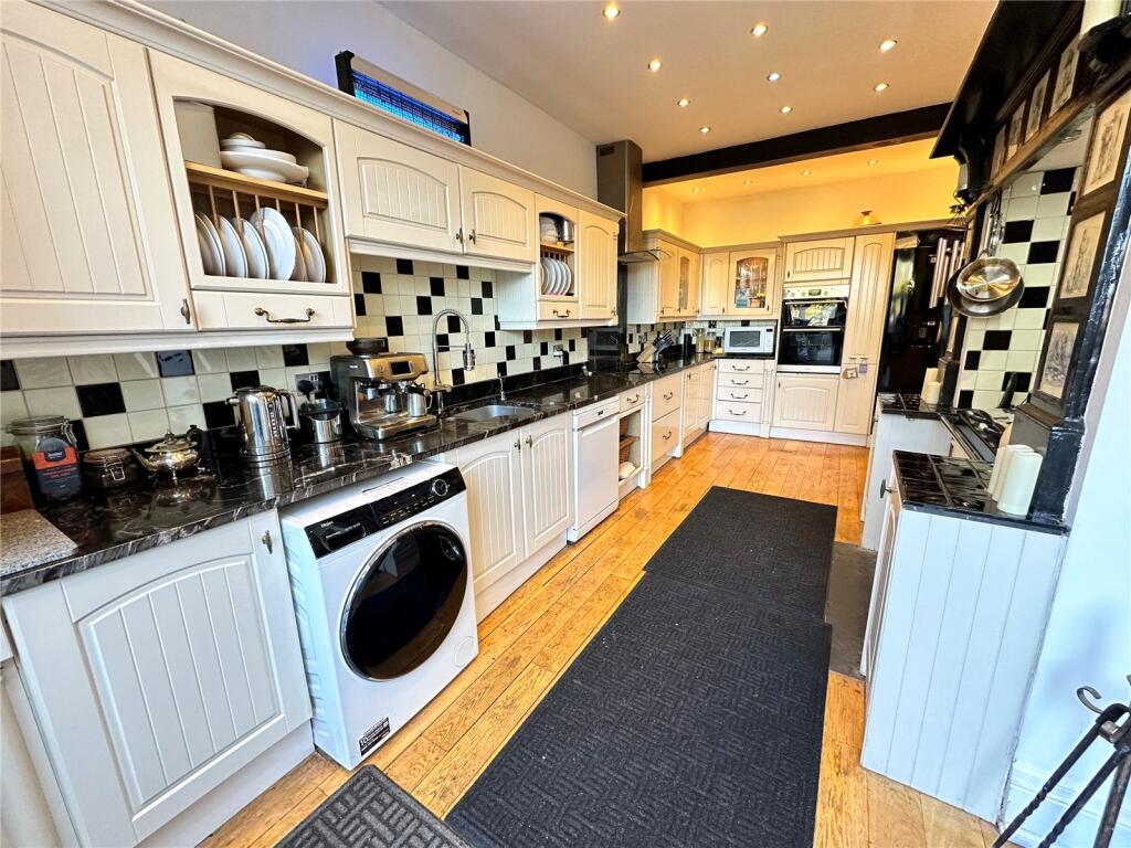 House in Southend-on-Sea - More