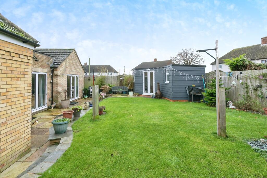 Bates Close, Granborough, Buckingham photo 3