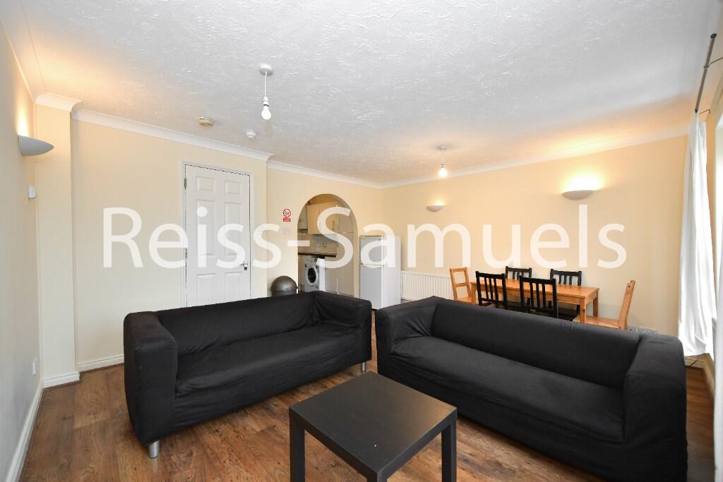 5 bedroom semi-detached house for rent