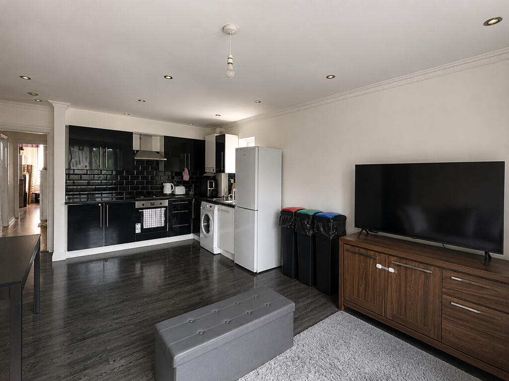 Apartment in Croydon - More