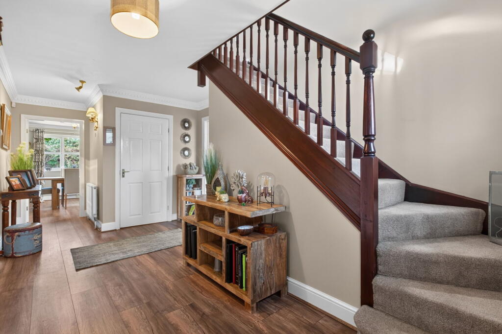 House in Woodford NN14, Woodford - More