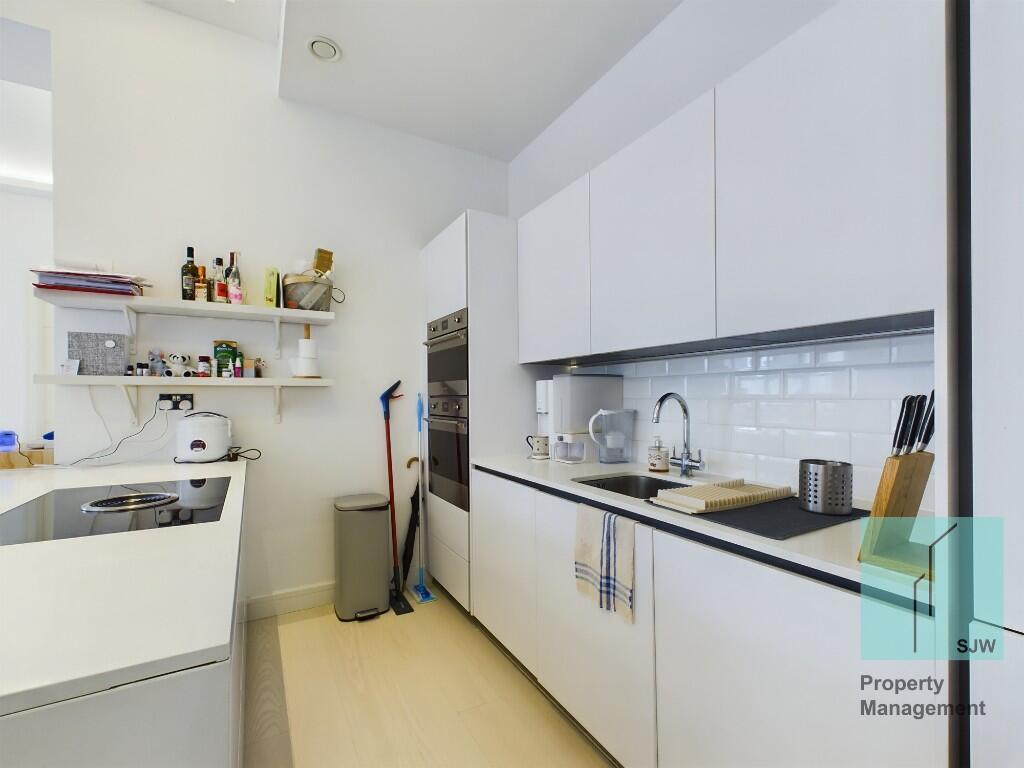 Long Island House, London, W3 photo 4