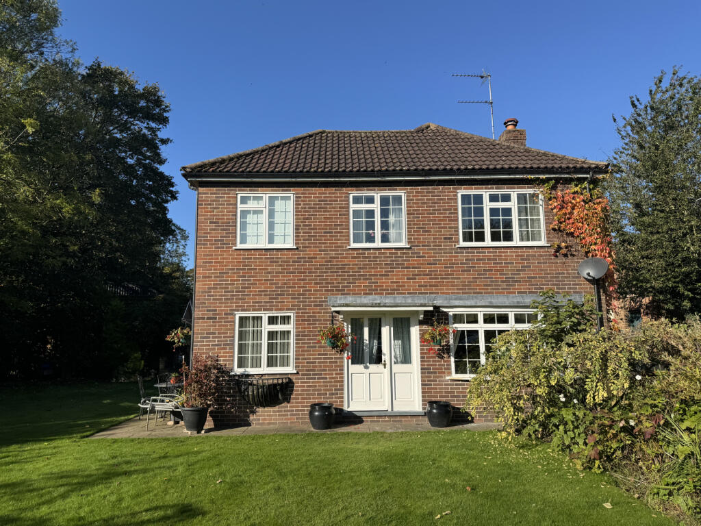 4-bed detached on East View, Vicarage Lane, HU11 5HE, £425,000