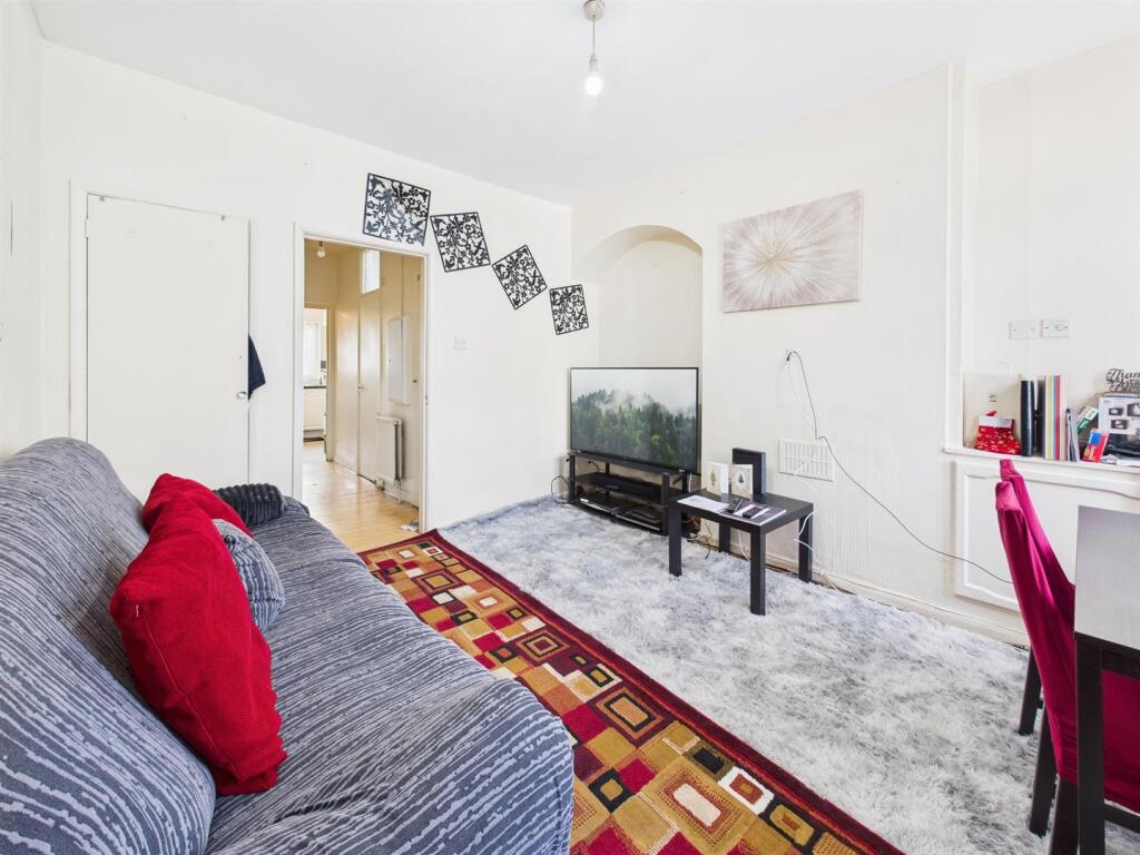 House in London, Tower Gardens Estate, West Green - View 4