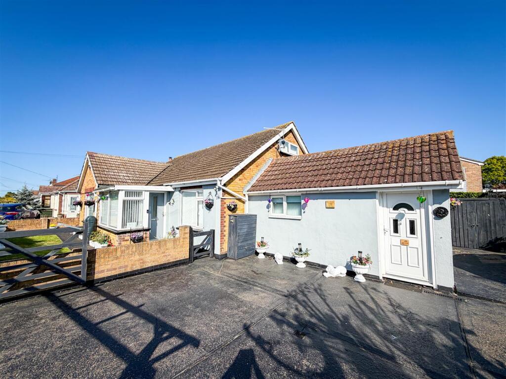 4-bedroom-chalet-for-sale-in-the-green-rush-green-road-clacton-on-sea