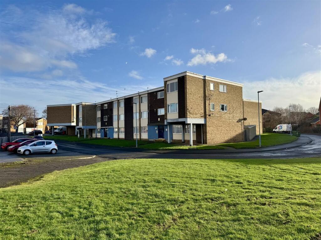 2-bed flat on Harlow Crescent, Thornaby, Stockton-On-Tees, TS17 9BA, £65,000