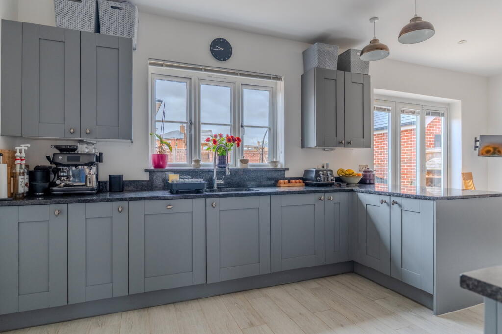 Oak Avenue, Loddon, Norfolk, NR14 6FS photo 4