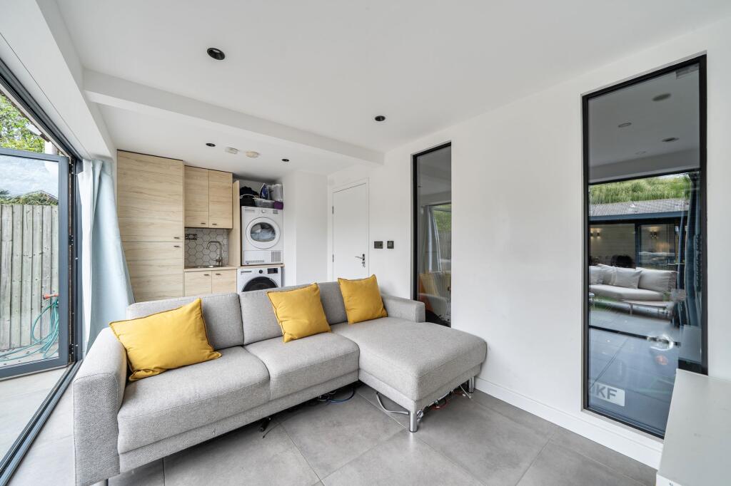 House in Twickenham - More
