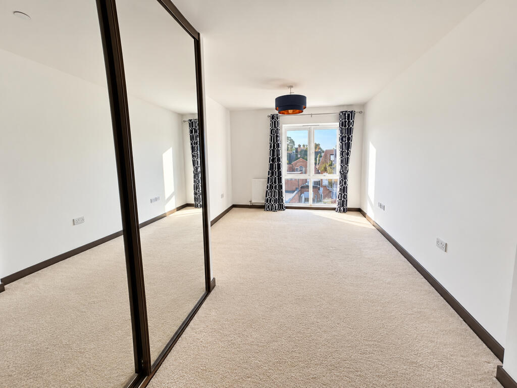 Apartment in Mid Sussex, East Grinstead - More