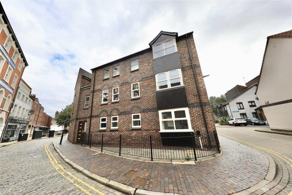 2-bed flat on Fish Street, Hull, £130,000