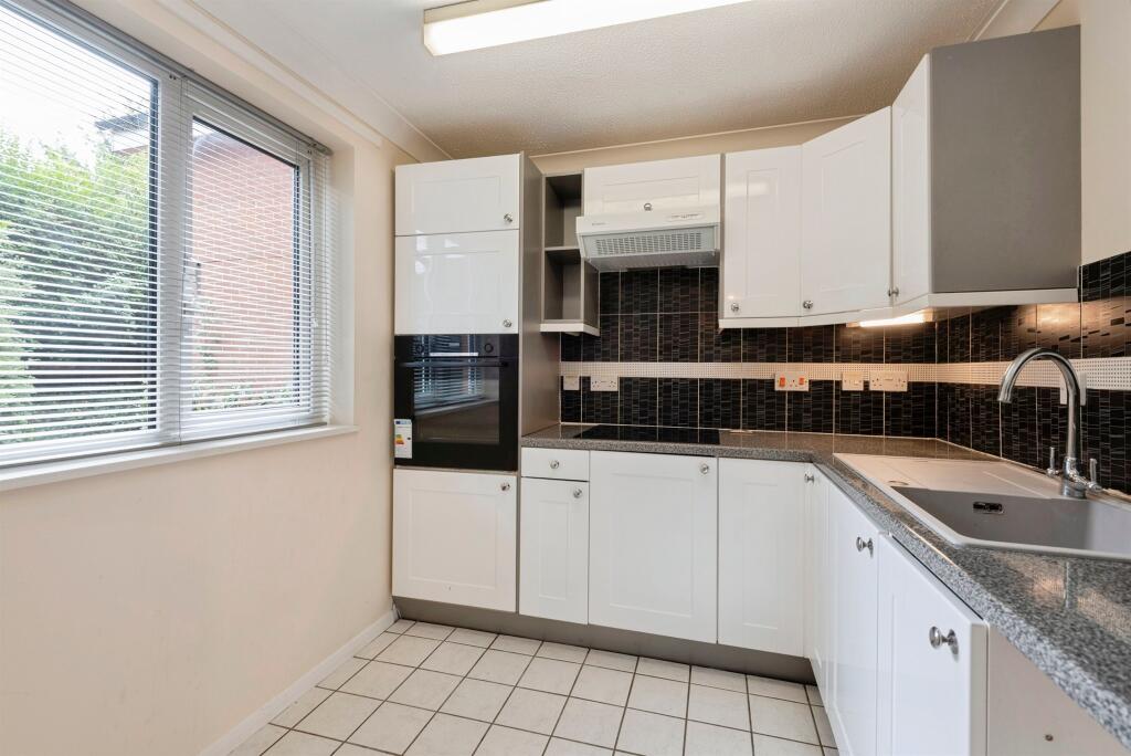 Apartment in North Hertfordshire, Royston - View 4