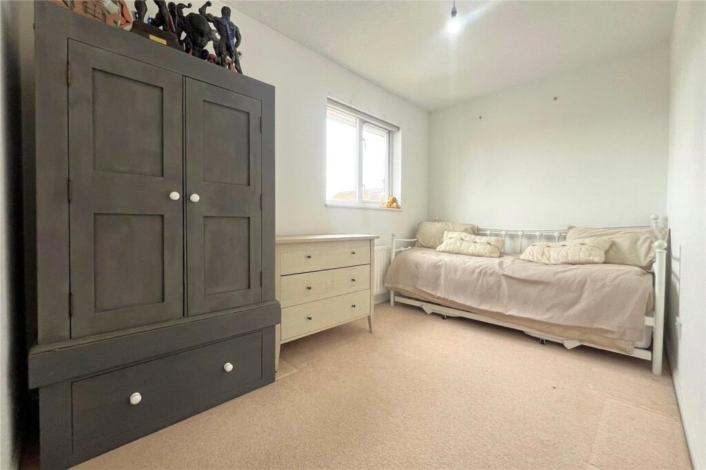 Selborne Gardens, Farnham, Surrey, GU9 - View 5