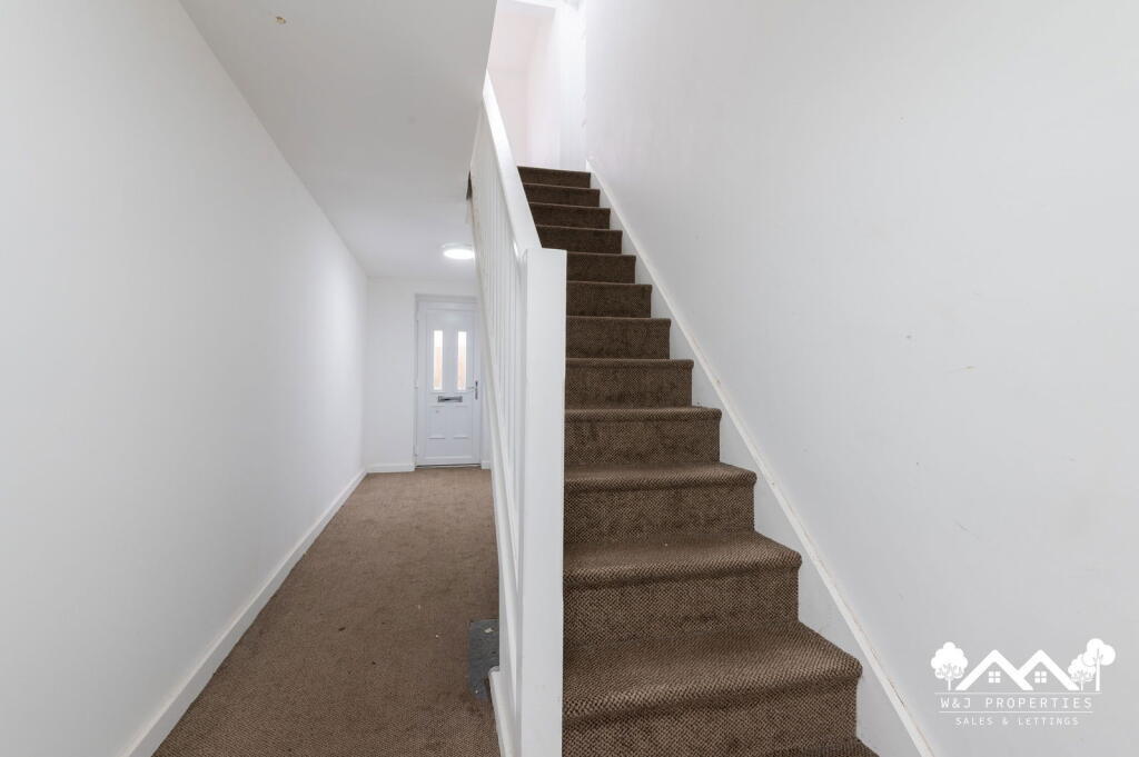 24 Charlestown View, Glossop, Derbyshire SK13 8GT photo 2