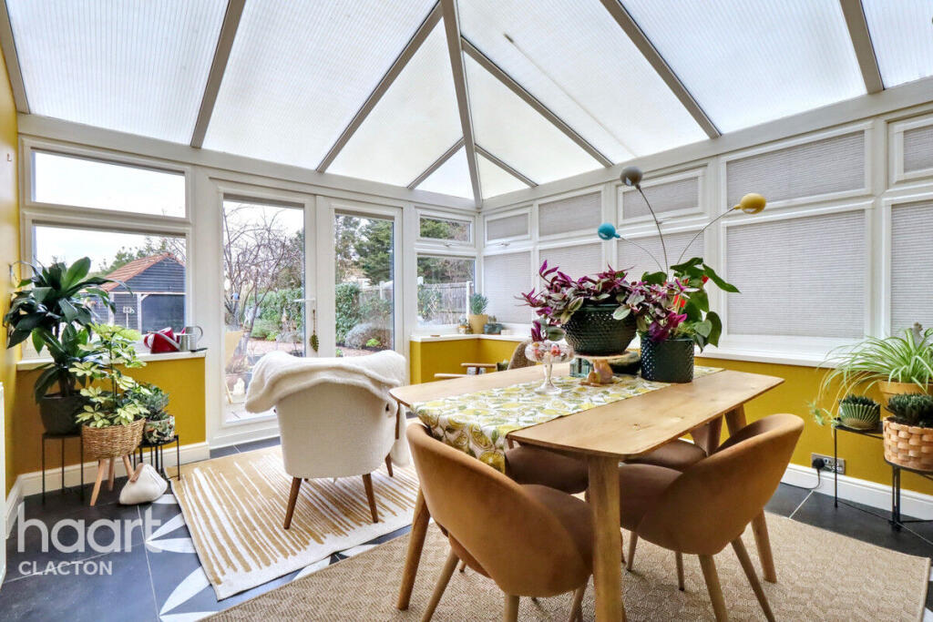 Vicarage Gardens, Clacton-On-Sea photo 3