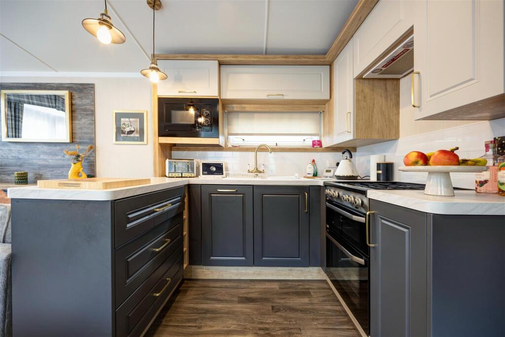 18 Flying Horseshoe Caravan Park, Clapham Station photo 3