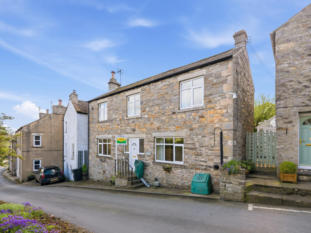3-bed detached on North Road Middleham, Leyburn, DL8 4, £210,000
