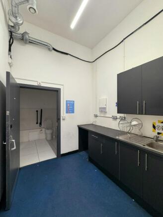 140 Finchley(between 2 units).jpg