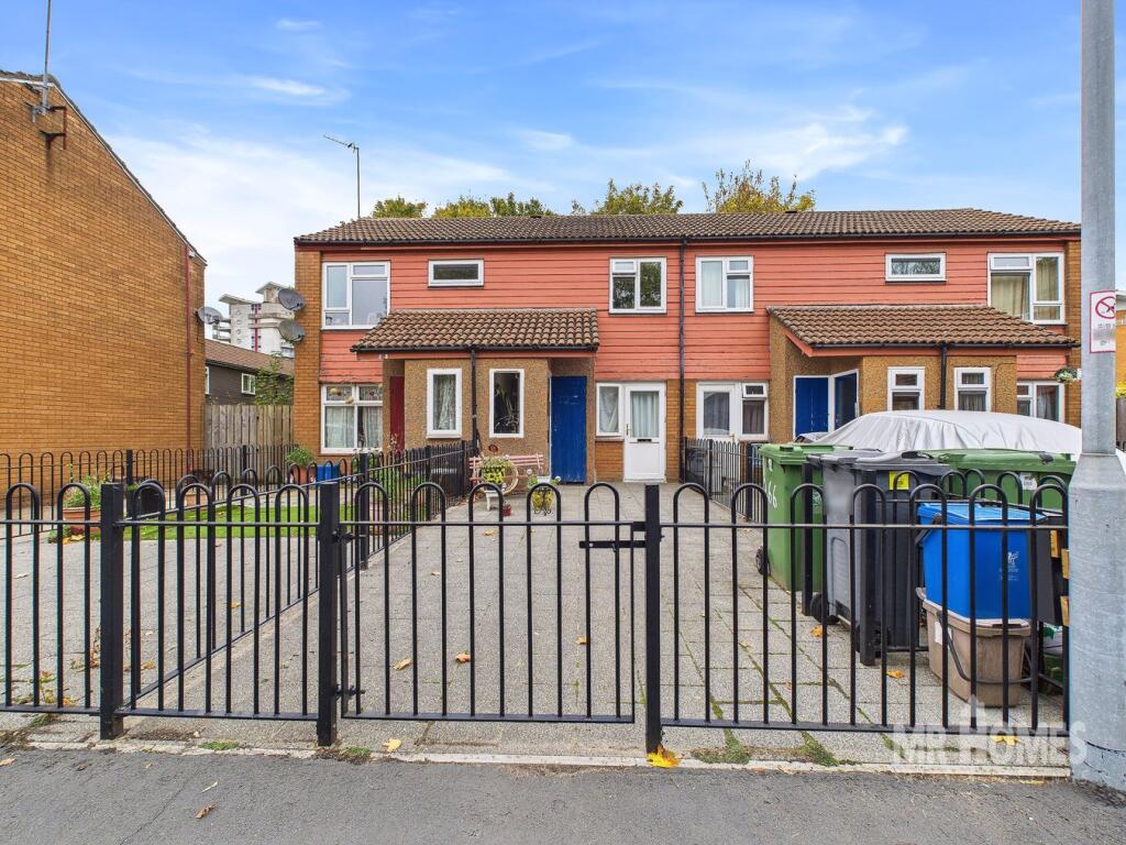 1-bed flat on Taff Embankment, Grangetown, Cardiff, CF11, £115,000