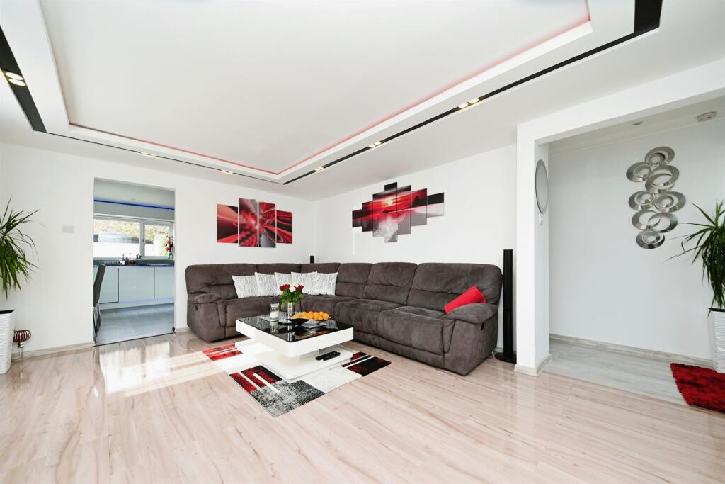 24 Chapel Avenue photo 2