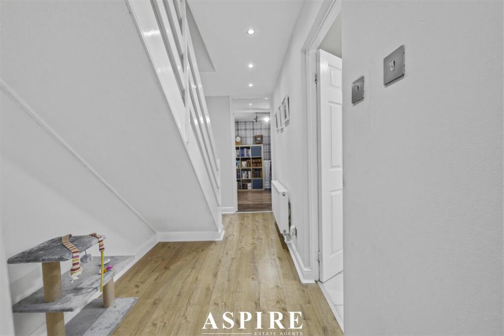 *Allocated Parking* Scaldhurst, Pitsea, Basildon photo 4