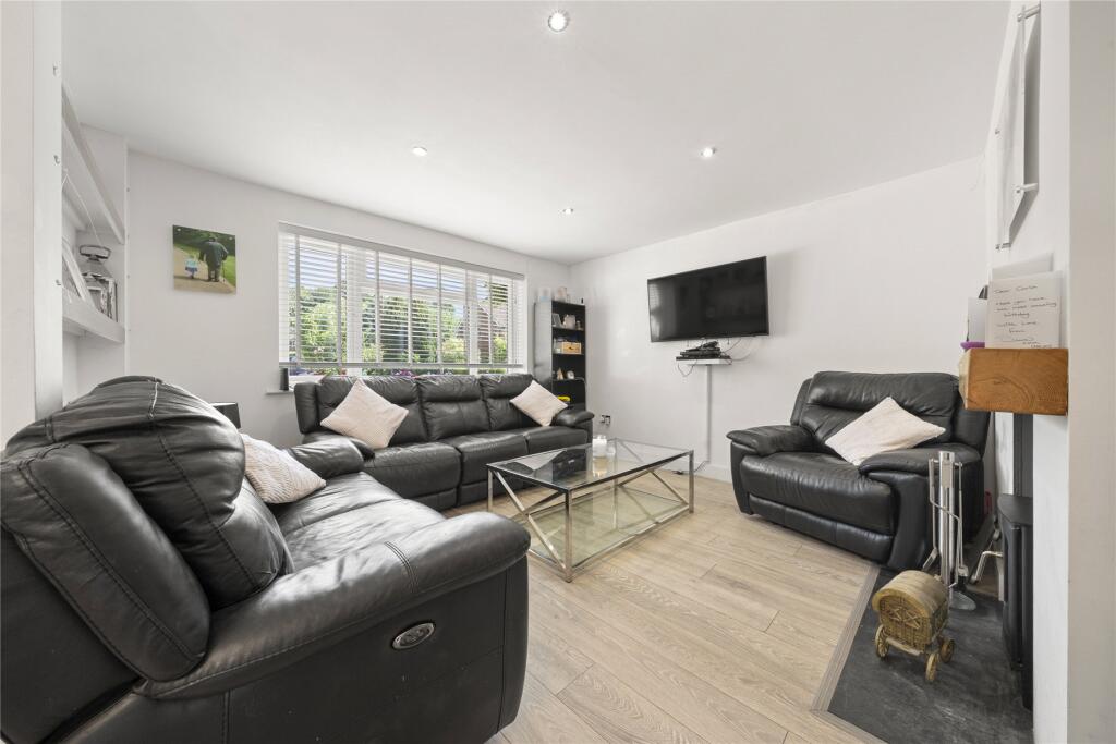 Lyfield, Oxshott, Leatherhead, Surrey, KT22 – další