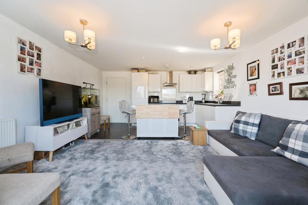 Apartment in Eastleigh, North Stoneham - View 4