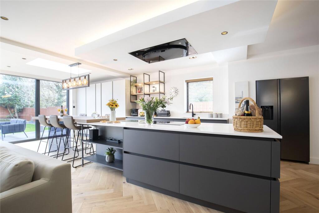 Walnut Close, Cheltenham, Gloucestershire, GL52 photo 3